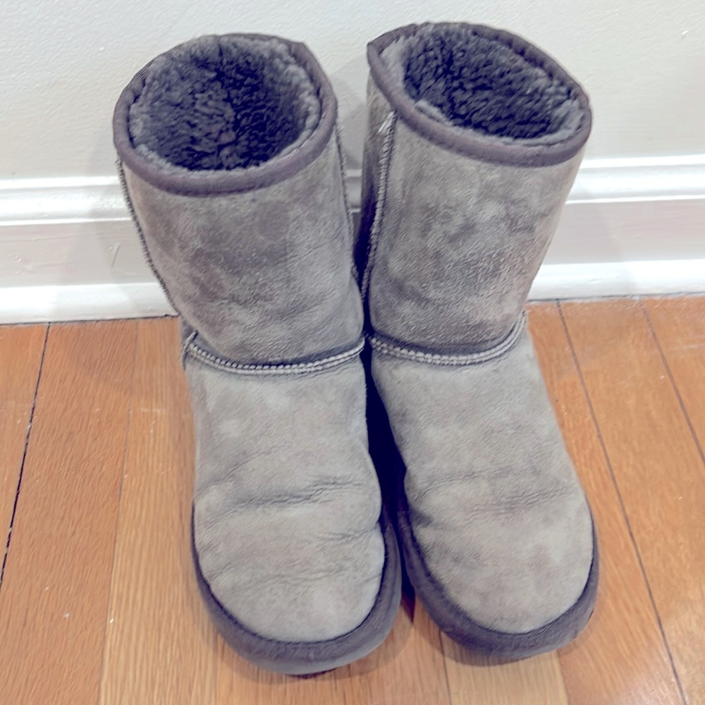 grey ugg short